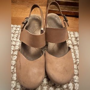 Dansko Thea Clogs - 37 - tan